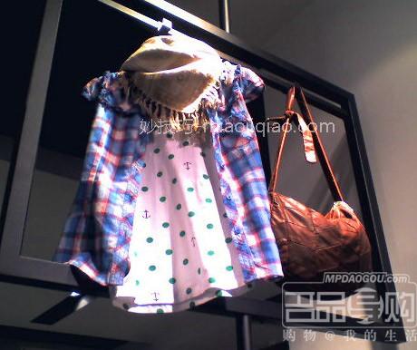 H&M的新款小背心搭配有看头! 