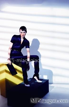 新时代中性装也能穿出妩媚来 