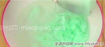 巧用白醋和护发素制作织物柔顺剂 