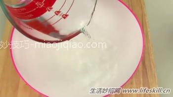 巧用白醋和护发素制作织物柔顺剂